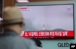 A man watches a TV news program reporting about North Korea's missile firing with a file footage, at Seoul Train Station in Seoul, South Korea, April 29, 2017.