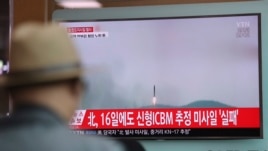 A man watches a TV news program reporting about North Korea's missile firing with a file footage, at Seoul Train Station in Seoul, South Korea, April 29, 2017.