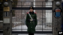 中国军人在瑞典驻华大使馆外站岗