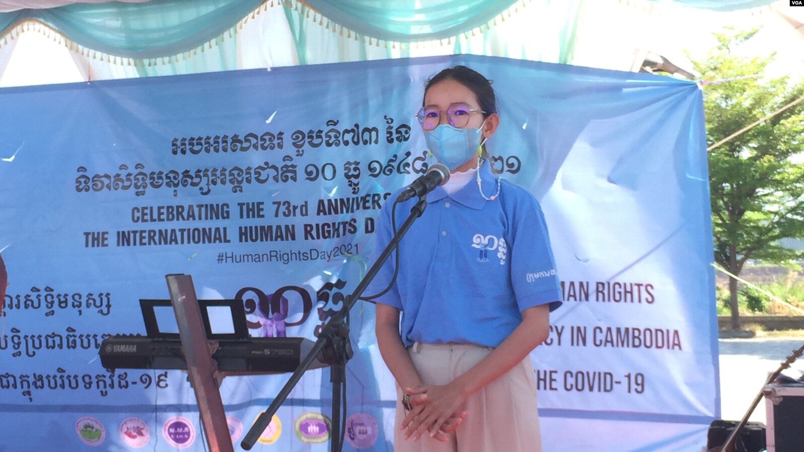 កញ្ញា ស៊ុន រដ្ឋា សកម្មជន​បរិស្ថាន​របស់​មាតា​ធម្មជាតិ​ថ្លែង​សារ​ក្នុង​ទិវា​សិទ្ធិ​មនុស្ស​អន្តរជាតិ​១០ឆ្នូ លើក​ទី៧៣ នៅ​ទីលាន​ប្រជាធិបតេយ្យ ក្នុង​រាជធានី​ភ្នំពេញ នៅ​ថ្ងៃទី១០ ខែធ្នូ ឆ្នាំ២០២១។ (លាស់ លីបលីប/វីអូអេ)