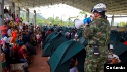 Al tiempo con la entrega de mercados, ayuda humanitaria y asistencia, efectivos del Ejército también conversan con los damnificados de la tragedia de Mocoa, quienes son atendidos en los albergues dispuestos por el Gobierno. Foto: Presidencia de Colombia.