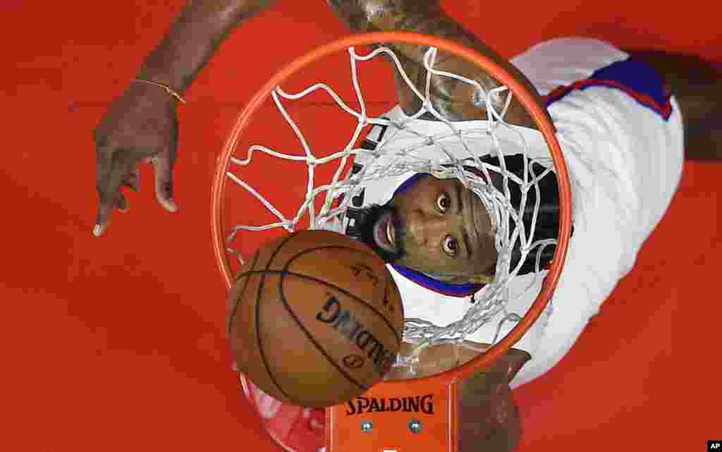 Pebasket De Andre Jordan dari Magic Clippers Los Angels memperhatikan tembakannya selama paruh pertama pertandingan basket NBA melawan Orlando Magic &nbsp;