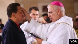 Pastor Mario Moronta (kanan) mendoakan kesembuhan bagi Presiden Hugo Chavez dalam acara misa di Caracas, Venezuela (12/7).