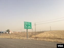 A road sign points the way to Mosul, June 6, 2016. (S. Behn/VOA)