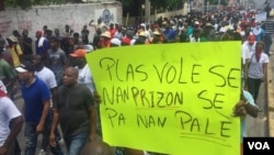 Protester holds poster that reads «Thieves belong in jail, not in the palace» in Port-au-Prince, Haiti, June 9, 2019. (Matiado Vilme, VOA Créole)