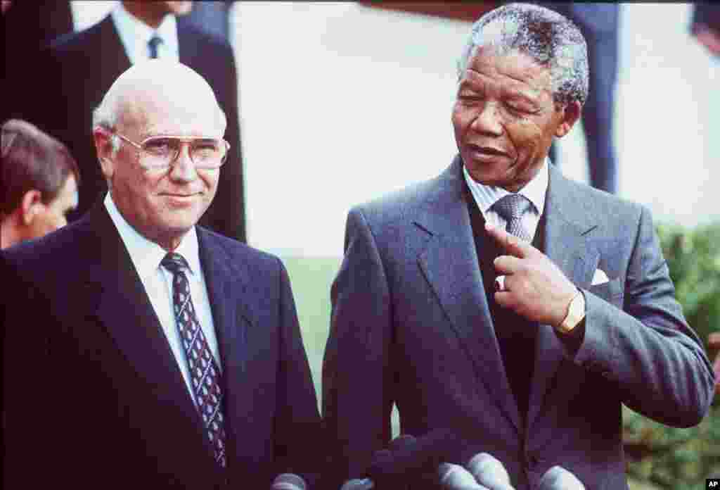 1990年5月2日开普敦 - 南非政府和非盟会谈前夕：南非国家主席威廉.弗雷德里克.德克勒克（左）和非洲人国民大会副主席曼德拉（右）会面。 