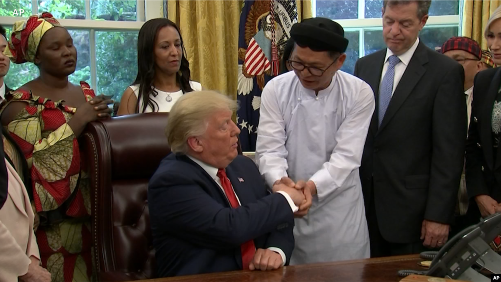 Tổng thống Hoa Kỳ Donald Trump tiếp đạo hữu Cao đài Lương Xuân Dương tại phòng Bầu dục 17/7/2019.