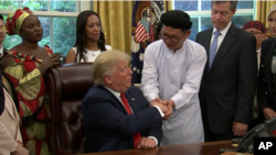 Ông A Ga và Lương Xuân Dương trong số thành viên phái đoàn 17 quốc gia gặp tổng thống Trump tại Oval Office ngày 17 tháng Bảy.