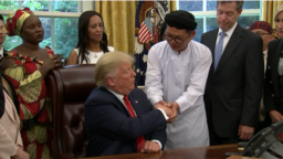 Đạo hữu Cao Đài Lương Xuân Dương trong lần gặp Tổng thống Mỹ Donald Trump ở Nhà Trắng