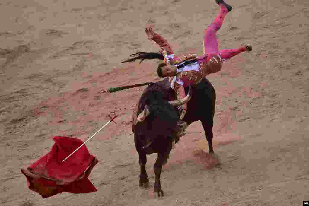 پرتاپ شدن گاوباز در اثر هجوم گاو وحشی در فستیوال ۸ روزه گاوبازی سن فرمین در اسپانیا