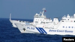 Tàu tuần duyên Akaishi của Nhật Bảng chạy cạnh tàu hải giám Haijan 51 của Trung Quốc trong vùng biển nằm về phía đông Trung Quốc, gần quần đảo tranh chấp, 4/2/2013