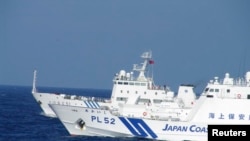 日本海岸警衛隊發佈的照片顯示﹐日本海岸警衛隊船隻於2月4日監視一艘進入有爭議島嶼海域的中國歌海監船。