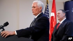 Wakil Presiden AS Mike Pence berbicara dalam konferensi pers dengan Menteri Luar Negeri AS Mike Pompeo setelah pertemuan dengan Presiden Turki Recep Tayyip Erdogan, di Ankara, Turki, 17 Oktober 2019. (Foto: AP).