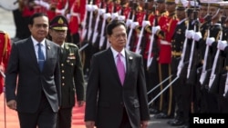 Thủ tướng Việt Nam Nguyễn Tấn Dũng duyệt đội danh dự cùng với Thủ tướng Thái Prayuth Chan-ocha ở Bangkok hôm 23/7.
