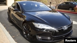 A Tesla Model S with version 7.0 software update containing Autopilot features is featured during a Tesla event in Palo Alto, California Oct.14, 2015.