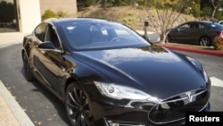 A Tesla Model S with version 7.0 software update containing Autopilot features is featured during a Tesla event in Palo Alto, California Oct.14, 2015.