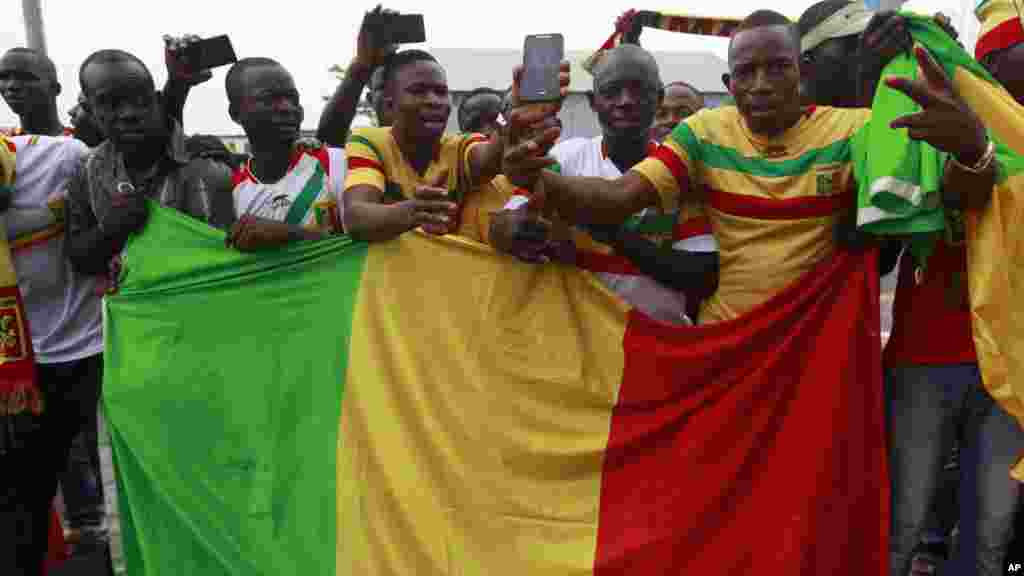 Des supporters maliens acclament leur équipe nationale de football à leur arrivée à l&#39;aéroport international de Malabo à Malabo, Guinée équatoriale vendredi 16 janvier 2015.