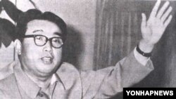 1967년 6월 용성기계공장을 현지지도하는 김일성.