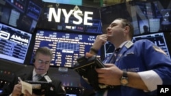 Курсы ценных бумаг, котирующихся на Нью-Йоркской фондовой бирже, понизились в среду на 0,7%