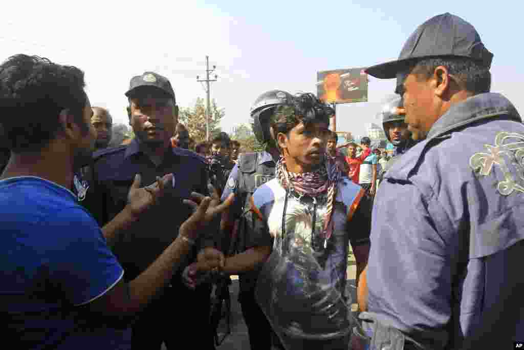 Riot police detain opposition Bangladesh Nationalist Party activists during a strike in Dhaka, Nov. 26, 2013.