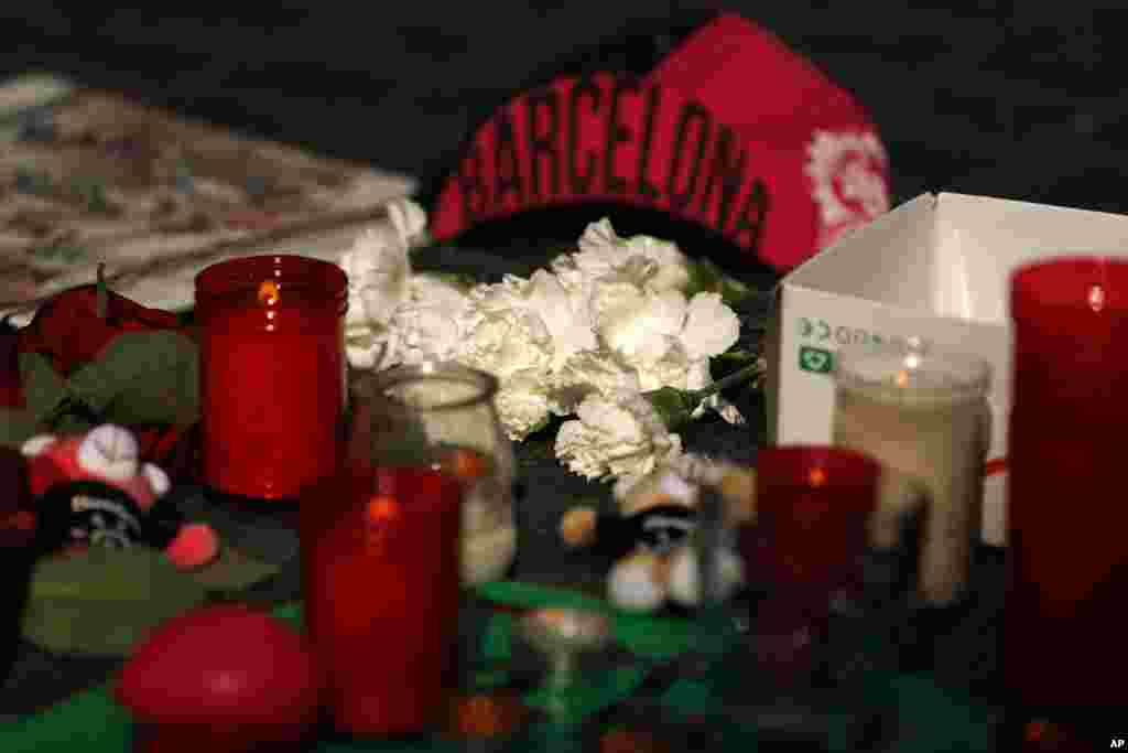 ابراز همدردی مردم اسپانیا با روشن کردن شمع و گذاشتن گل به یاد قربانیان حادثه تروریستی شهر بارسلون اسپانیا