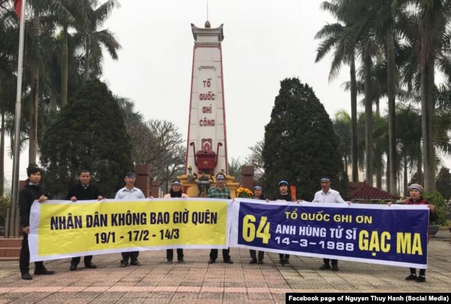 Các nhà hoạt động hôm 13/3 tưởng nhớ các liệt sĩ trân Gạc Ma tại nghĩa trang Tây Tựu, Hà Nội