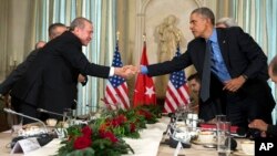 Presiden AS Barack Obama (kanan) berjabat tangan dengan Presiden Turki Recep Tayyip Erdogan setelah pertemuan bilateral di Paris, Selasa (1/12).