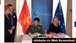 Bộ trưởng Quốc phòng Việt Nam Ngô Xuân Lịch (trái) ký FPA với bà Federica Mogherini, Phó Chủ tịch Ủy ban châu Âu, vào ngày 17/10/2019.