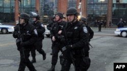 2013年4月19日美国麻萨诸塞州警方在波士顿郊区沃特敦镇继续进行搜捕行动。