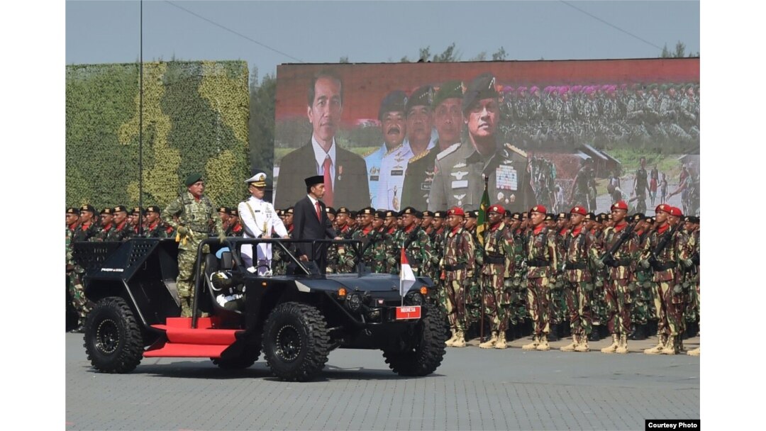 Presiden Joko Widodo memeriksa pasukan dalam upacara hari ulang tahun (HUT) Tentara Nasional Indonesia (TNI) ke-72 di Dermaga Indah Kiat Cilegon, 5 Oktober 2017. (Foto courtesy: Biro Pers Kepresidenan RI).