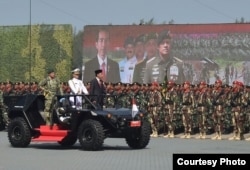 Presiden Joko Widodo memeriksa pasukan dalam upacara hari ulang tahun (HUT) Tentara Nasional Indonesia (TNI) ke-72 di Dermaga Indah Kiat Cilegon, 5 Oktober 2017. (Foto courtesy: Biro Pers Kepresidenan RI).