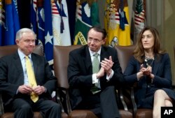 El fiscal general Jeff Sessions, acompañado por el fiscal general adjunto Rod Rosenstein y la fiscal general asociada Rachel Brand, asisten a una cumbre en el Departamento de Justicia en Washington, el 2 de febrero de 2018.