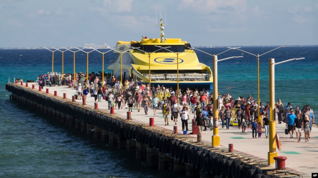 Turistas desembarca de un ferry en el muelle de Playa del Carmen, cerca de Cancún, México.