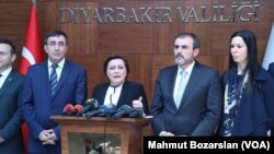 Diyarbakır Valiliğinde bir toplantı düzenleyen Kalkınma Bakanı Cevdet Yılmaz, Çevre ve Şehircilik Bakanı Fatma Güldemet Sarı ile Kültür ve Turizm Bakanı Mahir Ünal, çatışma ve operasyonların sona ermesinin ardından yaşanan gelişmelere ilişkin bilgi aldı.