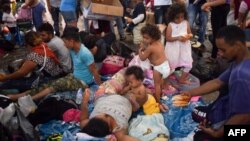 Migranti iz Hondurasa tokom odmora na glavnom trgu u Tapačuli, u meksičkoj državi Čijapas. (Foto: AFP/Johan ORDONEZ)