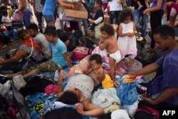 Caravana de miles de migrantes hondureños siguen su rumbo a EE.UU.