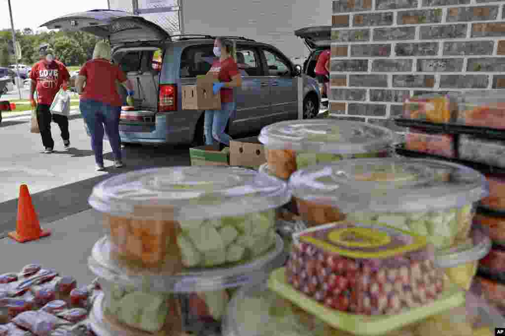 داوطلبان عضو یک کلیسا در فلوریدا برای نیازمندان غذا توزیع می&zwnj;کنند.