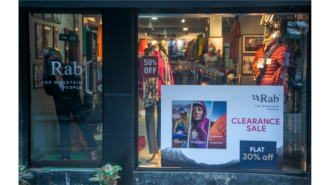 Seorang perempuan Nepal menunggu pelanggan di toko perlengkapan pendakian di Thamel, pusat wisata di Kathmandu, Nepal, Senin, 2 November 2020.