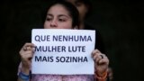Manifestações em todo o mundo por Marielle Franco, mulher protesta em frente à embaixada do Brasil em El Salvador