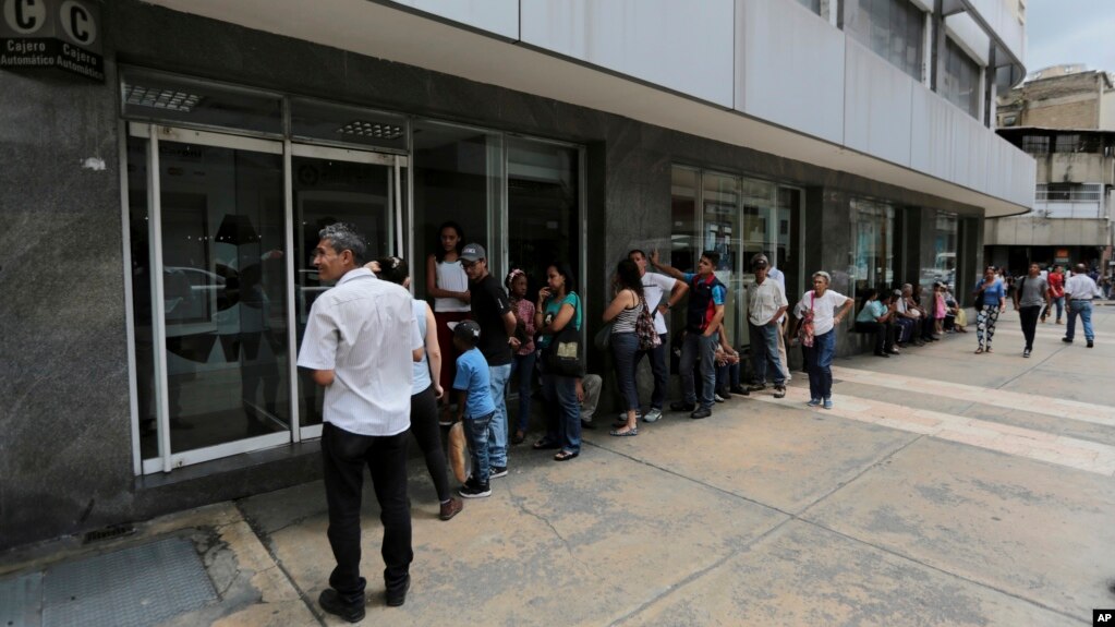 Largas filas de ancianos se forman frente a entidades bancarias de Venezuela para poder cobrar sus pensiones.