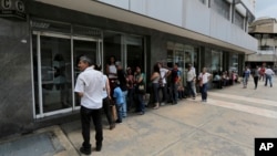 Largas filas de ancianos se forman frente a entidades bancarias de Venezuela para poder cobrar sus pensiones.