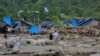 Warga memeriksa rumah-rumah mereka pasca banjir dan tanah longsor di Sentani, Papua Minggu 17/3 (Foto. Antara/Gusti Tanati via Reuters).