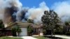 Fuego forestal quema docenas de casas
