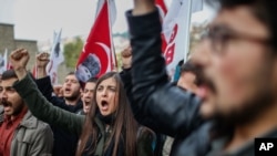 Các thành viên của Hội Liên hiệp Thanh niên Thổ Nhĩ Kỳ hô khẩu hiệu chống Mỹ khi họ phản đối chuyến thăm sắp tới của Tổng thống Mỹ Barack Obama vào giữa tháng 11 cho hội nghị thượng đỉnh G-20 tại Antalya, bên ngoài lãnh sự quán Mỹ ở Istanbul, Thổ Nhĩ Kỳ, Chủ nhật ngày 8/11/2015.