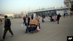 Orang-orang Afghanistan yang dideportasi dari Jerman keluar dari bandar udara internasional Kabul, Desember 2016. (AP/Massoud Hossaini)