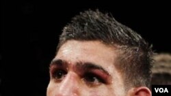 Amir Khan menunggu keputusan hakim dalam kejuaraan tinju WBA kelas ringan super melawan petinju Argentina Marcos Maidana di Las Vegas tanggal 11 Desember 2010. (foto dok.)