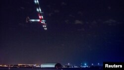 20일 미국 뉴욕의 존 F. 케네디 공항에서 '솔라 임펄스 2호'가 이륙하고 있다.