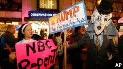 Activistas aseguran que NBC se hace de "oídos sordos" y está cometiendo un gran error a mantener como anfitrión a Donald Trump en uno de sus programas estelares.