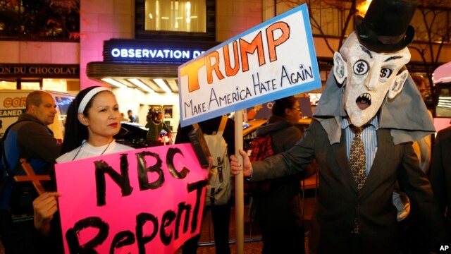 Activistas aseguran que NBC se hace de "oídos sordos" y está cometiendo un gran error a mantener como anfitrión a Donald Trump en uno de sus programas estelares.