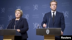 2015年11月18日挪威首相埃尔娜·索尔伯格（左）和外长布兰德在奥斯陆新闻发布会上